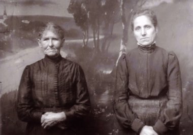 Doppel-Portrait Schwarz-Weiß Foto zweier Frauen.