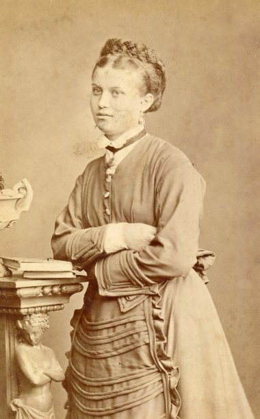 Portrait Heim/Ritter Schwarz-Weiß Foto einer jungen Frau mit Haarkranz und zwei Büchern.