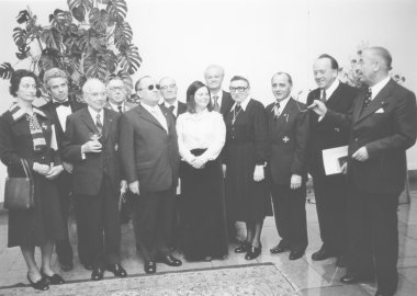 Schwarz-Weiß-Gruppenfoto von 10 Männern und zwei Frauen.