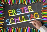 bunte Stifte umrahmen die bunten Worte Erster Schultag