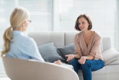 Eine Frau hört einer weiteren Frau zu 