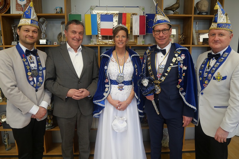 Beim Besuch des Prinzenpaares der KG „Die Blätsch“ Bexbach 1953 e. V. im Landratsamt (v. l.): Dennis Beinhorn, Landrat Dr. Theophil Gallo, Prinzessin Katja II., Prinz Patrick I. von Lauf und Reisen und Ulrich Burbes. Foto: Sandra Brettar