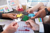 Fach- und Führungskräfte mehrere Hände halten bunte Puzzlestücke aneinander