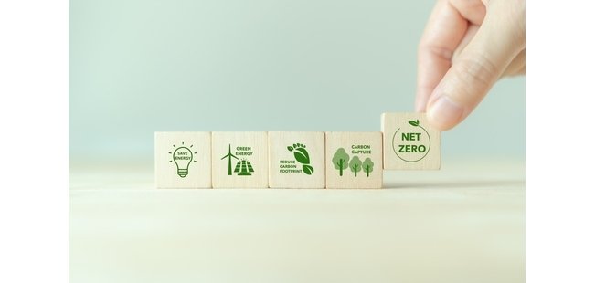 Klima und Energie Holzkloetze mit unterschiedlichen Symbolen zum Thema Klimaschutz