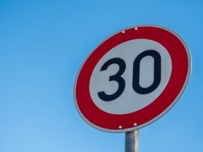 Verkehrsschild zu einer Tempobegrenzung von 30 km/h